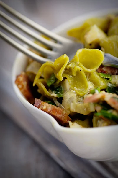 Grön pasta med grönsaker — Stockfoto