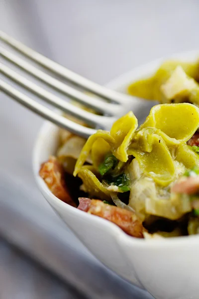 Grön pasta med grönsaker — Stockfoto