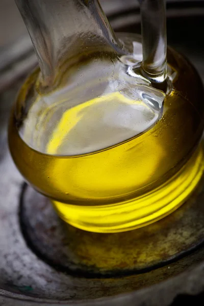 Оливковое масло и базилик — стоковое фото