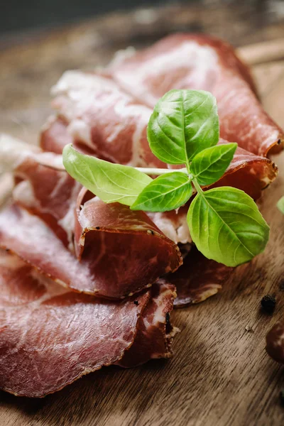 Salami mit getrocknetem Schweinehals — Stockfoto