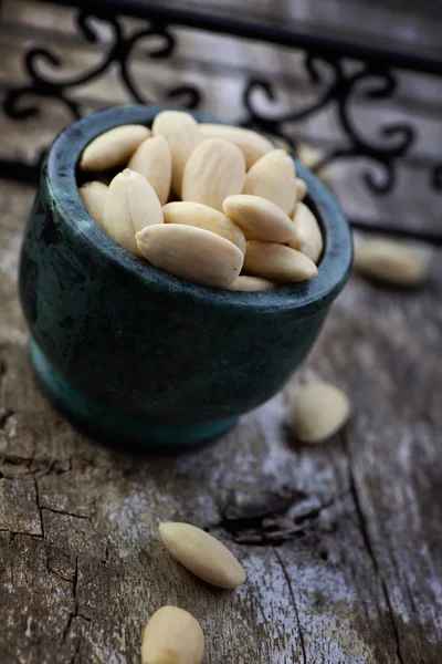 Peeled almonds — Stock Photo, Image