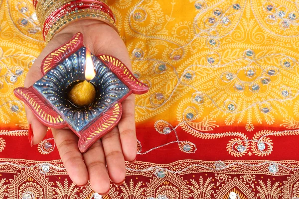 Ręcznie diwali diya lampa w ręku — Zdjęcie stockowe