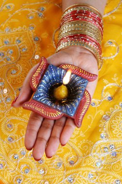 el yapımı diwali diya lamba elinde