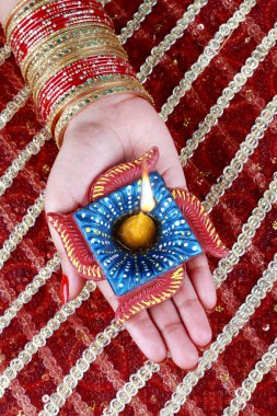 el yapımı diwali diya lamba elinde