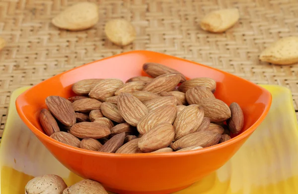 Pendekatan Almonds di Orange Bowl — Stok Foto