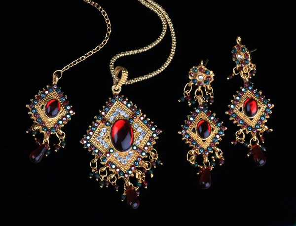 Gioielli d'oro indiani intricati su sfondo nero — Foto Stock