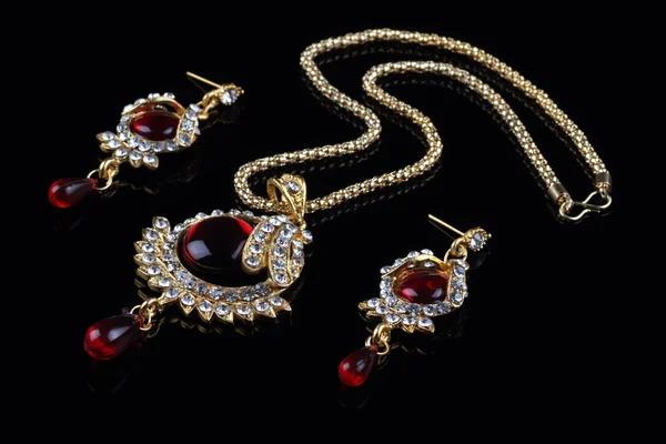 Ensemble de bijoux de style indien - Collier et boucles d'oreilles — Photo