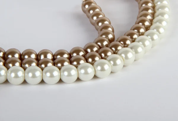 Perlové šperky v bílém pozadí — Stock fotografie