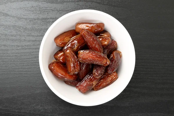 Date fresche in una ciotola bianca — Foto Stock