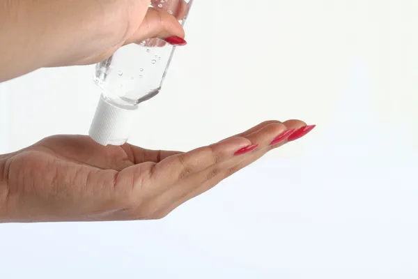 Utilisation d'un désinfectant pour les mains - Concept d'hygiène — Photo