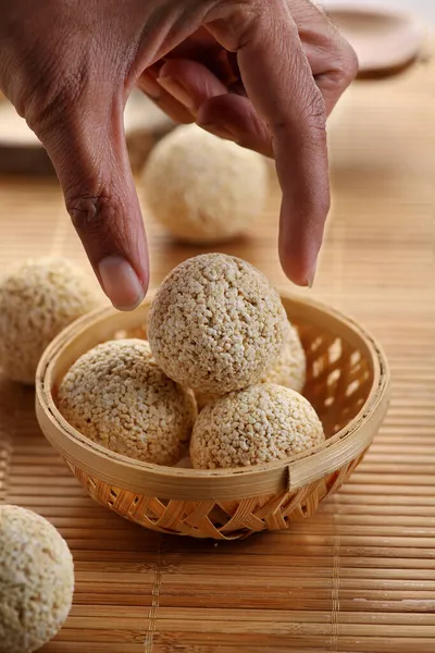 Indian Food Chaulai Ladoo Hand Picking Sweet Balls Φαγωμένα Κατά — Φωτογραφία Αρχείου