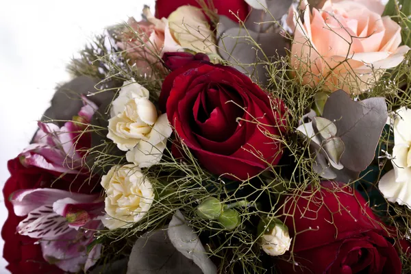 Buquê delicado de rosas em um fundo branco — Fotografia de Stock