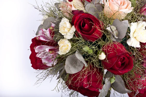 Buquê delicado de rosas em um fundo branco — Fotografia de Stock