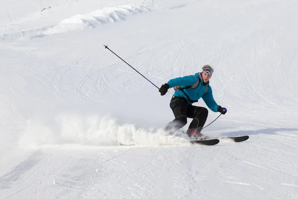 Skifahrer fährt auf Ski hinunter lizenzfreie Stockbilder
