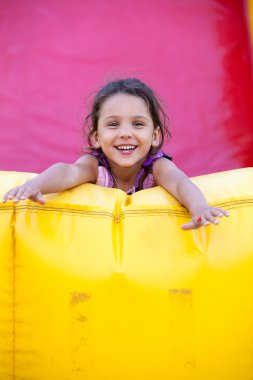 Güzel bir kızın portresi. Yakın plan.