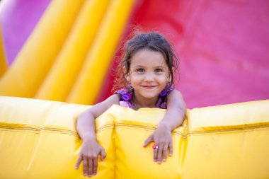 Güzel bir kızın portresi. Yakın plan.