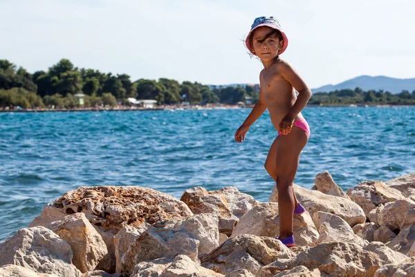 Chica encantadora en la playa tropical con el mar en el fondo Imagen de stock