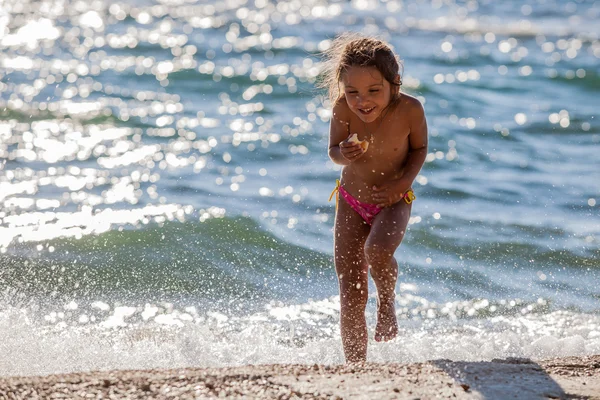 Chica encantadora en la playa tropical con el mar en el fondo Fotos de stock libres de derechos