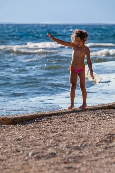 Menina encantadora na praia tropical com mar no fundo Imagens De Bancos De Imagens