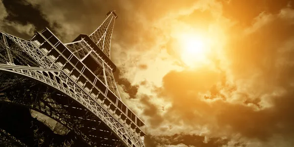 Torre Eiffel desde abajo — Foto de Stock