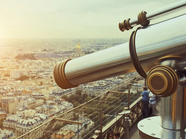 Telescope on top floor of Eiffel Tower in Paris — Stock Photo, Image
