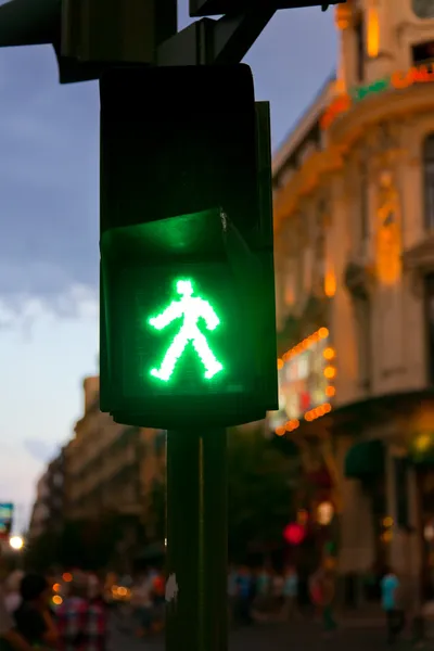 Pedonale verde al semaforo di notte — Foto Stock