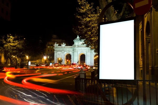 Panneau d'affichage vierge dans une nuit de ville — Photo