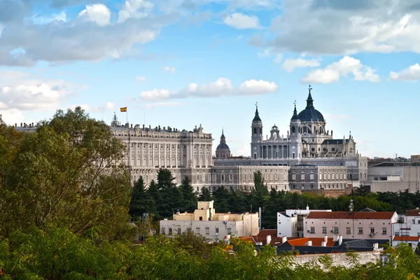 Kungliga palatset och almudena katedralen, madrid — Stockfoto