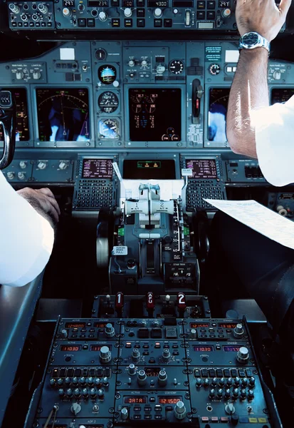Vliegtuig cockpit met piloten werken — Stockfoto