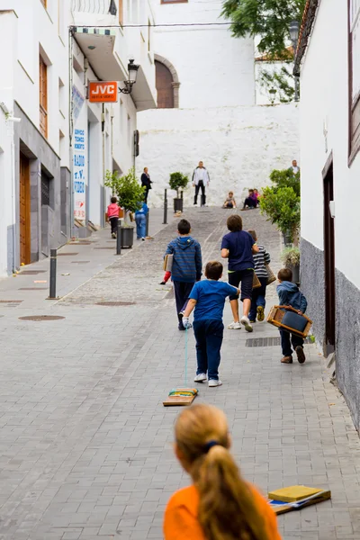 Kinder spielen mit Holzplanken in den Straßen von Icod de lo — Stockfoto