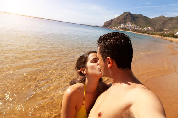 Giovane coppia baciare in spiaggia — Foto Stock