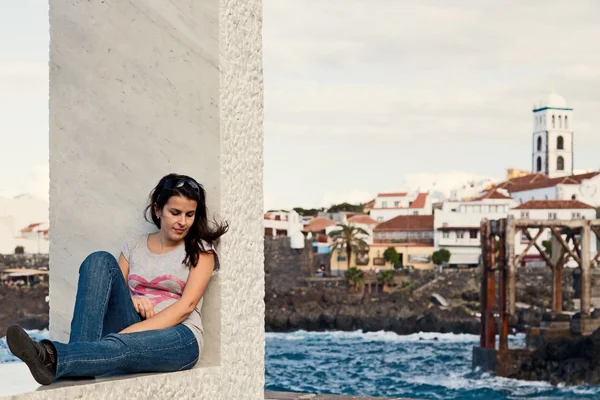 Mladá dívka relaxační ve městě garachico, tenerife — Stock fotografie