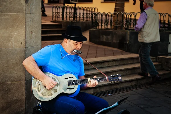 Músico de rua tocando blues nas ruas de Puerto de la Cru — Fotografia de Stock