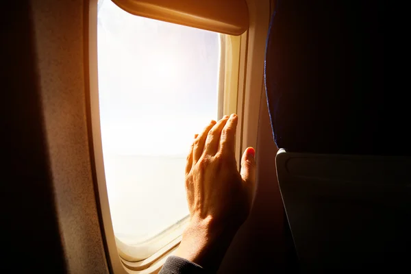 Χέρι τον καθαρισμό ένα παράθυρο του αεροπλάνου — Φωτογραφία Αρχείου