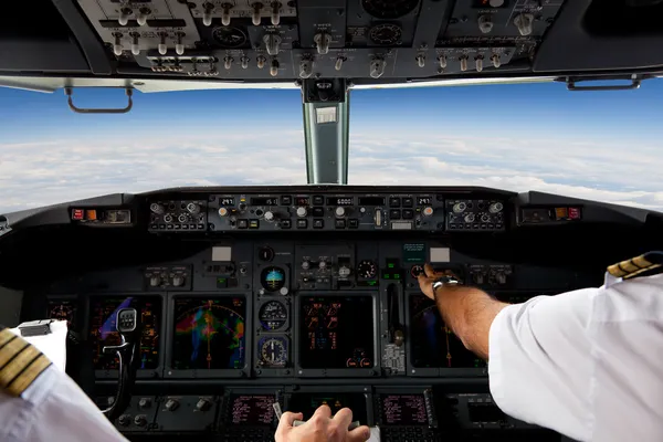 Пілоти працюють в аероплані Ліцензійні Стокові Фото