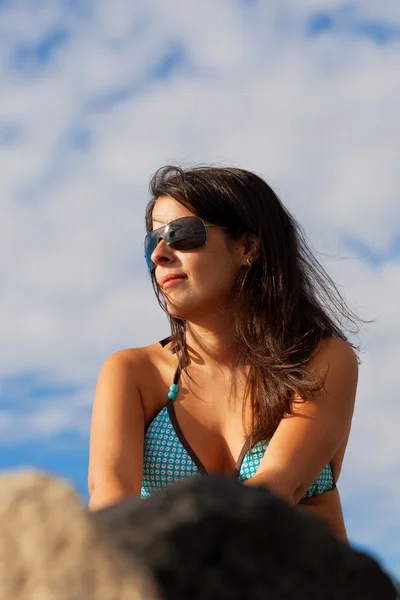 Χαριτωμένο brunette που φοράει γυαλιά ηλίου — Φωτογραφία Αρχείου
