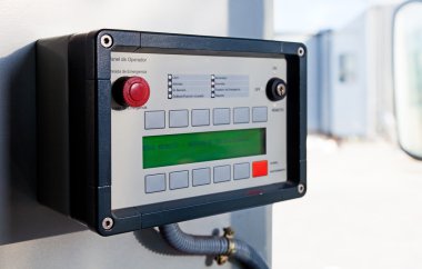 bir Havaalanı pist içinde ekipman