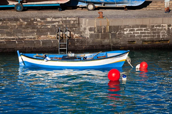 Traditionelles Fischerruderboot auf Teneriffa — Stockfoto