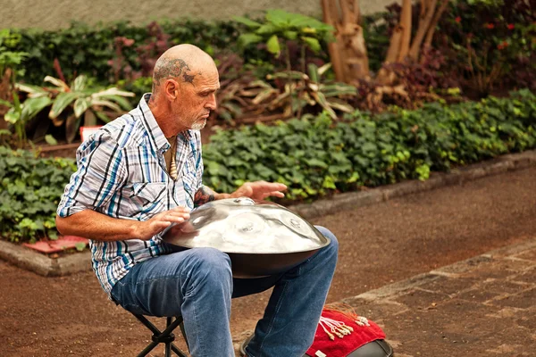 Straat muzikant speelt een traditioneel instrument genaamd hang — Stockfoto