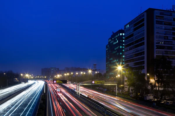 Autostrady M30 w wczesnym rankiem mglisty — Zdjęcie stockowe