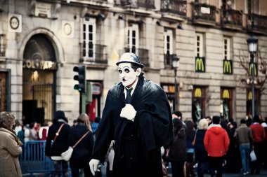 sokak sanatçı giyinmiş charlie chaplin