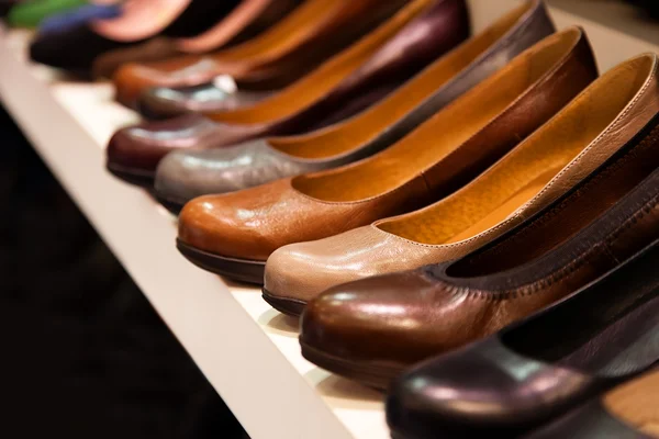 Close-up image of leather shoes in a shop — Stock Photo, Image