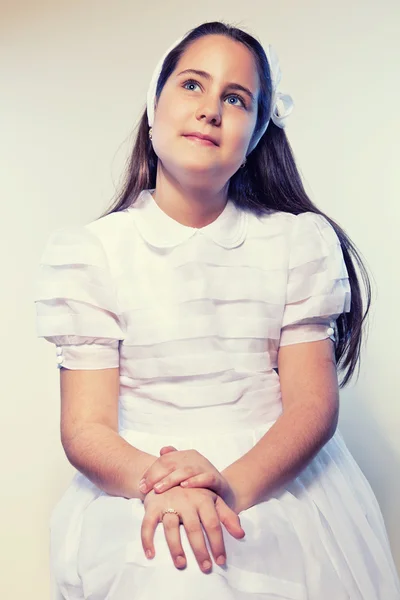Portret van een klein meisje in haar eerste communie dag — Stockfoto