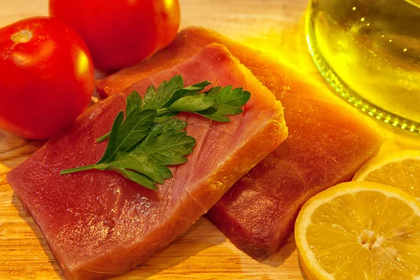 Steki z surowego tuńczyka — Zdjęcie stockowe