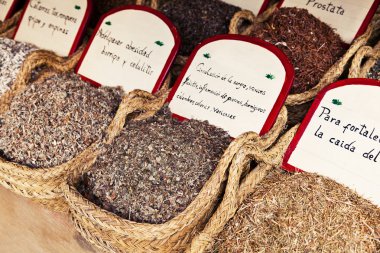 geleneksel bir pazarın içinde berbal infüzyon