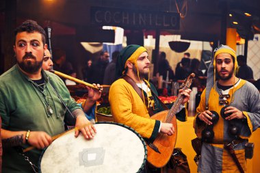 sokak konseri sırasında oynamaya musicans
