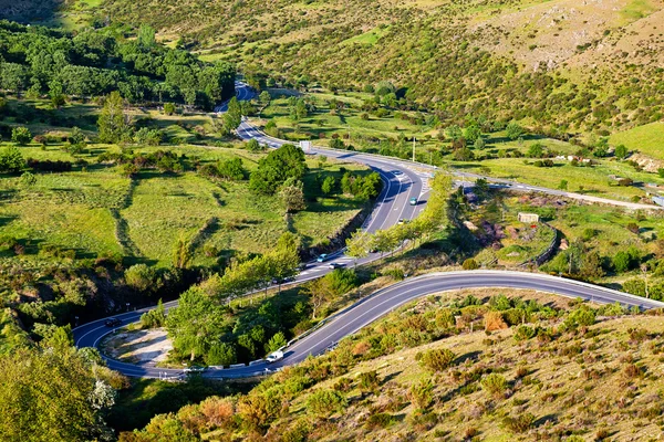 Slingrande landsbygden väg — Stockfoto