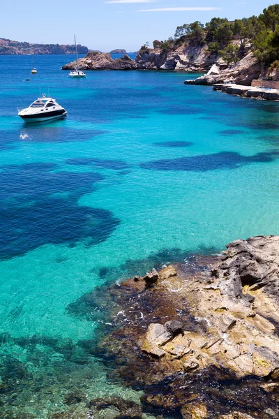 Festgemachte Yachten in Cala Fornells, Mallorca — Stockfoto