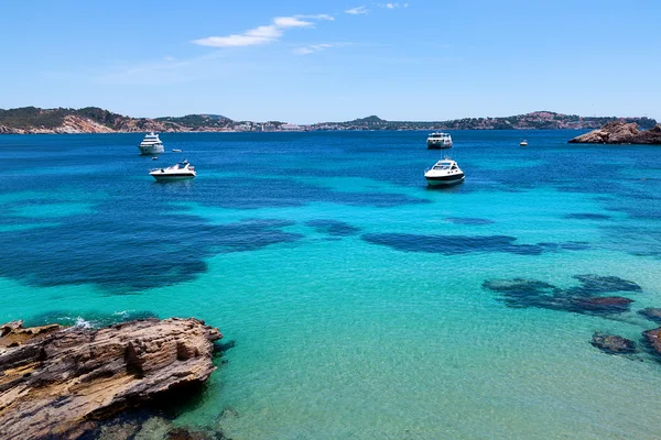 Barche ormeggiate a Cala Fornells, Maiorca — Foto Stock