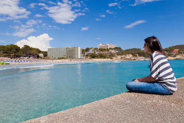 Meisje op zoek in paguera beach, mallorca — Stockfoto